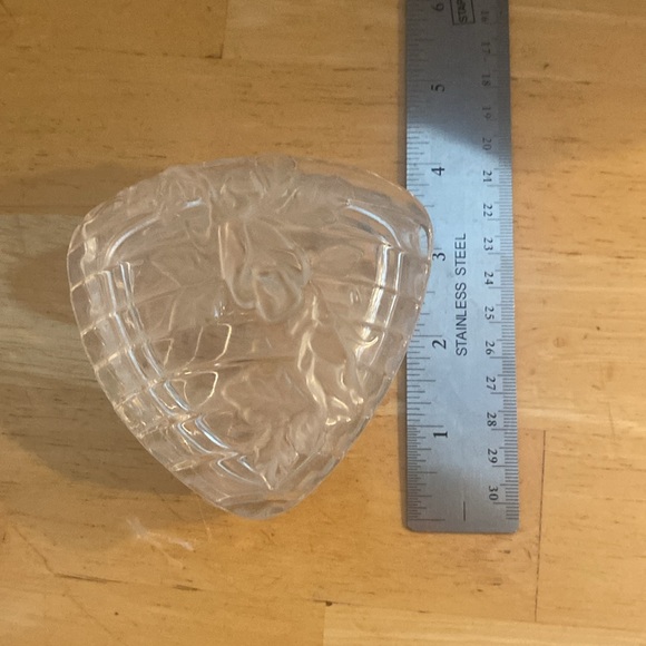 Vintage triangular shaped trinket dish with etched raise flowers on lid. - Picture 8 of 9